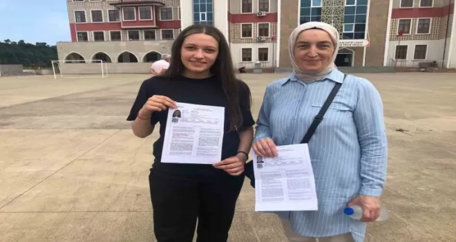 Anne kız aynı okulda sınava girdiler
