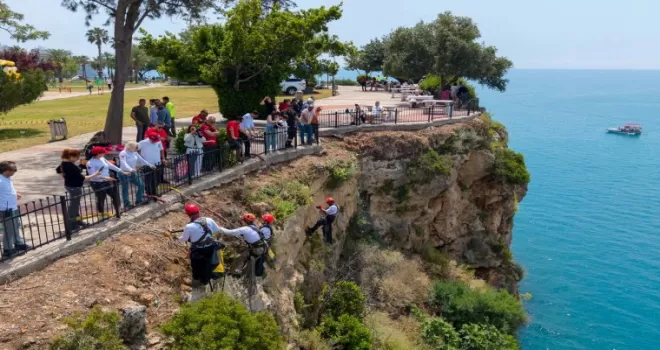 Antalya’da falezlere nefes aldıran temizlik