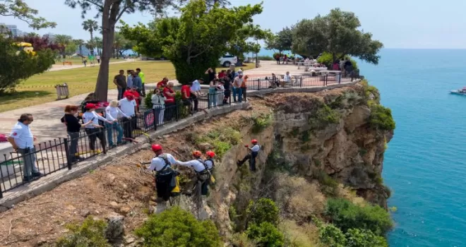 Antalya’da falezlere nefes aldıran temizlik
