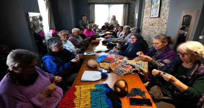 Antalya Muratpaşa’da Yaşlı Evi’nden çocukları ısıtacak örgü