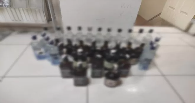 Apartman bahçesine kaçak ve sahte alkol operasyonu
