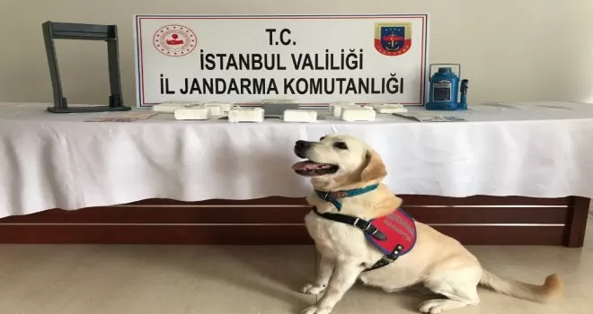 Aracın bagaj kısmına saklanmış yüklü miktarda uyuşturucu çıktı
