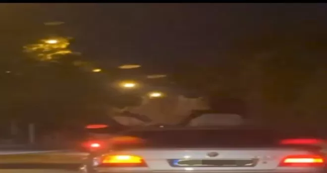 Aracın tavanına çıkarak dans eden şahıslar hakkında işlem başlatıldı
