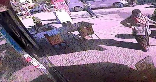 Aracın yaşlı kadına çarpma anı kamerada
