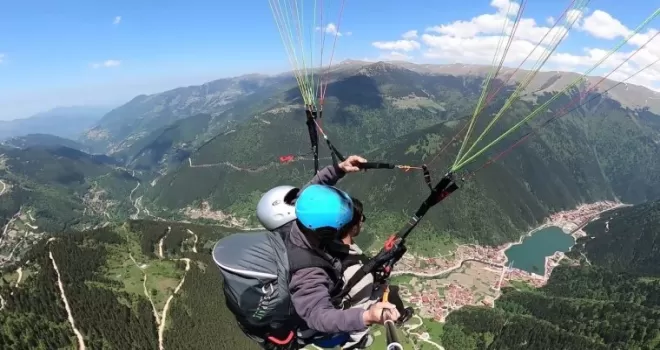 Arap turistlerin Uzungöl’de yamaç paraşütü keyfi