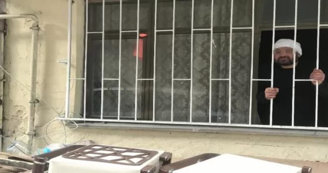 Arkadaşını bıçakladı, "Ne oldu" diyerek camdan gazetecilere meyve uzattı
