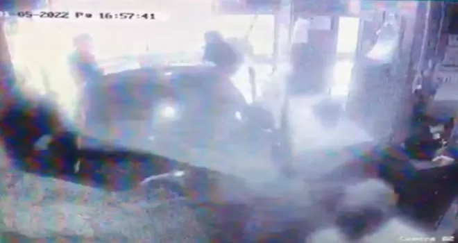 Arkadaşları sosyal medya için çekim yaparken, ehliyetsiz sürücü fırına daldı
