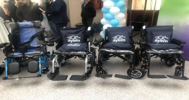 Arnavutköy Belediyesi, yaklaşık yüz engelli vatandaşa medikal malzeme dağıttı
