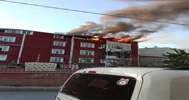 Arnavutköy’de 5 katlı binanın çatı katı alev alev yandı

