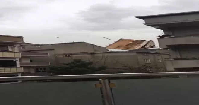 Arnavutköy’de çatıların uçma anı  kameraya yansıdı
