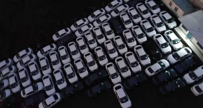 Arnavutköy’de firmanın otoparkında bekleyen sıfır araçlar dikkat çekti

