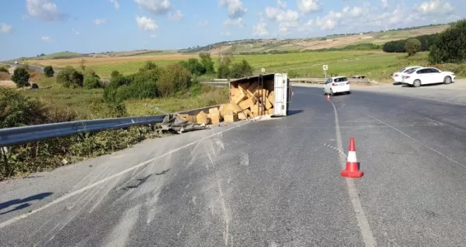 Arnavutköy’de freni patlayan kamyonet bariyerlere çarparak yan yattı
