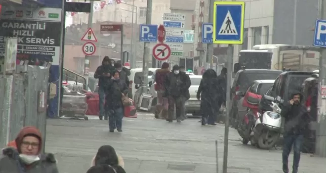 Arnavutköy’de kar yağışı etkili olmaya başladı
