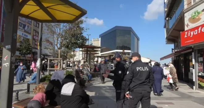 Arnavutköy’de polis ekiplerinden vatandaşa maske ve sosyal mesafe uyarısı
