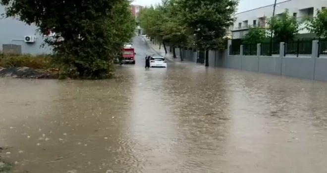 Arnavutköy’de yağış nedeniyle sokak göle döndü
