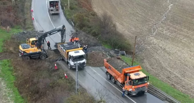 Arnavutköy’de yol çöktü
