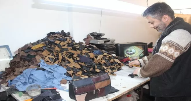 Artık deri parçalarından çanta üretiyor
