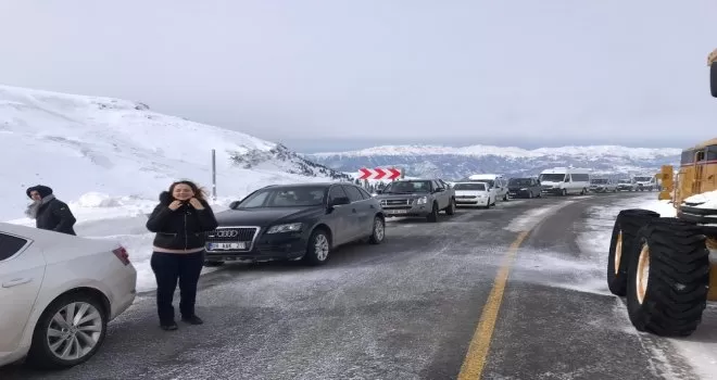 Artvin-Ardahan karayoluna çığ düştü, ulaşım aksadı
