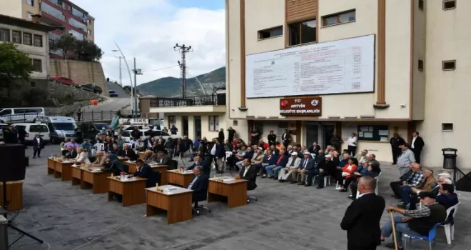 Artvin Belediyesi meclis toplantısını sokakta yaptı
