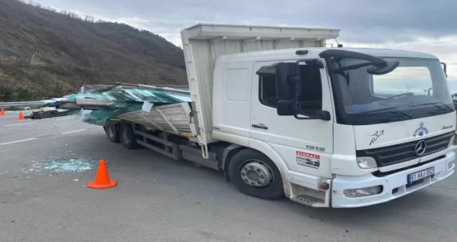 Artvin’de cam yüklü kamyon kaza yaptı, karayolunda trafik aksadı

