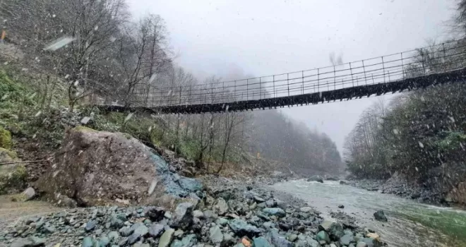 Artvin’de define avcıları dereyi köstebek yuvasına çevirdi
