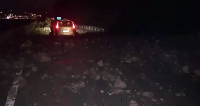 Artvin’de heyelan nedeniyle karayolu trafiğe kapandı