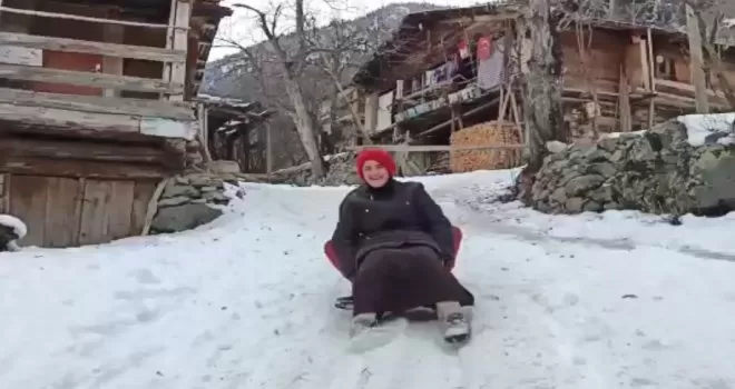 Artvin’de köylülerin tahta kızak keyfi
