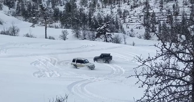 Artvin’de Off-road tutkunları karı eğlenceye dönüştürdü
