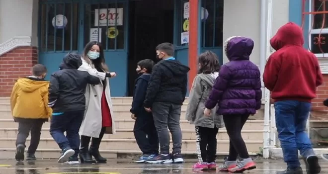 Artvin’de öğretmenler gününe özel şarkı bestelenip klip çekildi

