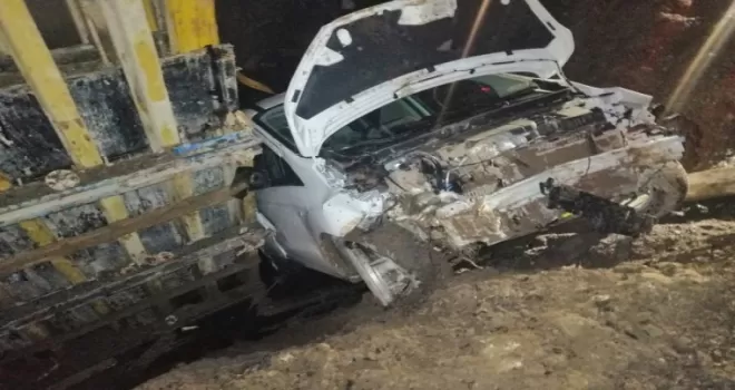 Artvin’de otomobil duvara çarptı: 2 yaralı