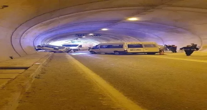 Artvin’de otomobil minibüsle çarpıştı: 1 ölü, 4 yaralı
