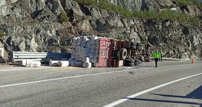 Artvin’de saman yüklü tır devrildi: 1 yaralı