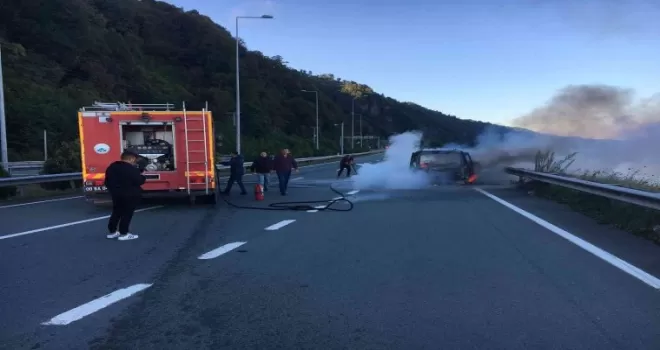 Artvin’de seyir halindeki araç yandı
