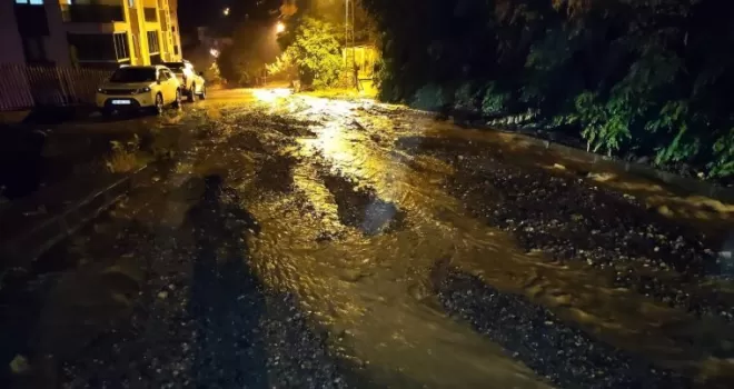 Artvin’de şiddetli yağış nedeniyle yollar çamurla kaplandı

