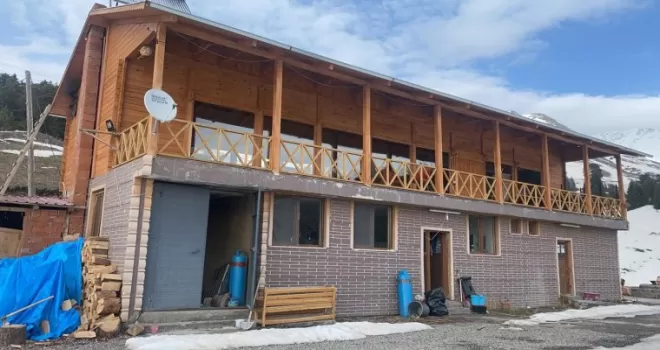 Artvin’deki turistlik yayla evlerinde hayvanat bahçesini aratmayan görüntüler
