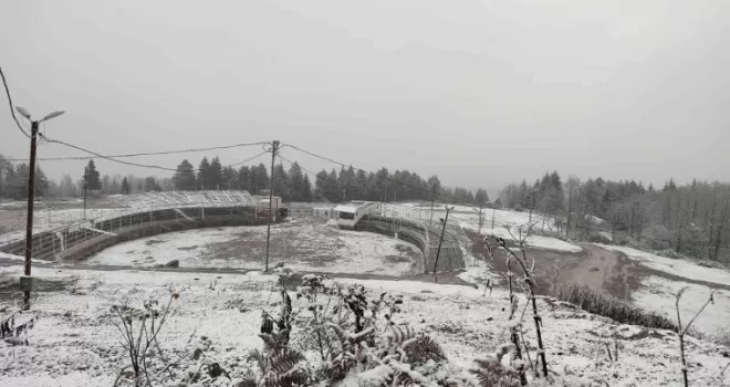 Artvin il merkezinin yüksek kesimlerine kar yağdı
