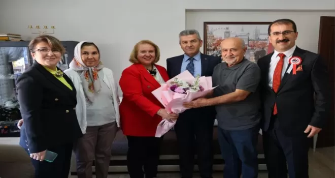 Artvin Valisi Ergün’den emekli öğretmene anlamlı ziyaret
