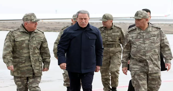 Milli Savunma Bakanı Akar, Genelkurmay Başkanı ile Suriye sınırında