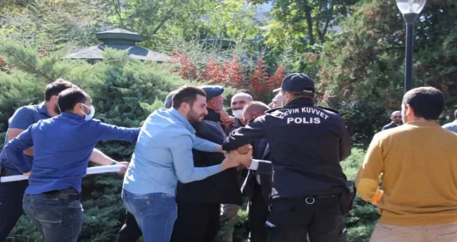 Aşı karşıtlarının mitinginde maske ve sosyal mesafe kuralları hiçe sayıldı
