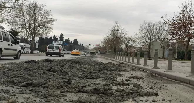 Aşırı yüklü kamyondan dökülen hafriyat tehlike saçtı
