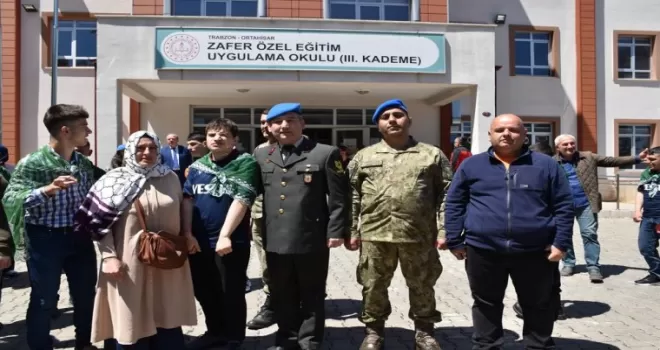 Askeriyede duygusal anlar! Özel Öğrencilere Asker Kınası...