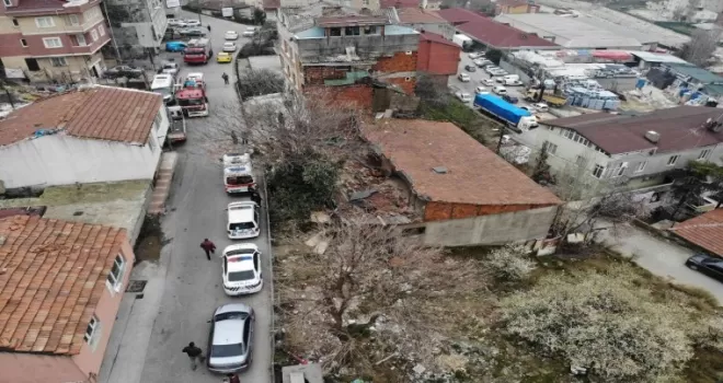Ataşehir’de 2 katlı evin çatısı çöktü
