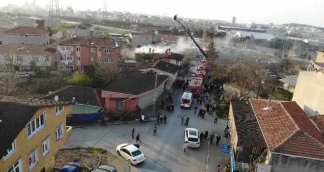 Ataşehir’de çatıları saran alevler, mahalleliyi sokağa döktü
