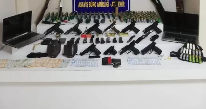 Ataşehir’de cephaneye çevrilen eve polis operasyonu

