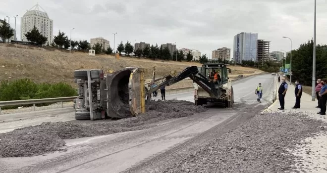 Ataşehir’de hafriyat kamyonu yan yattı: 1 yaralı
