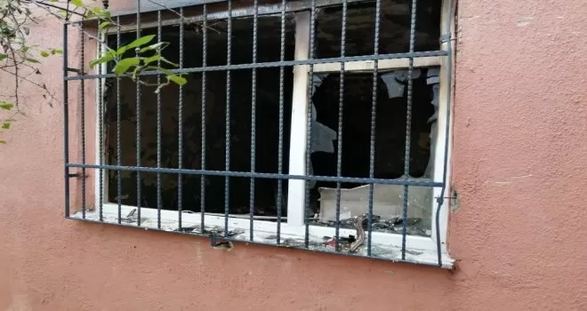 Ataşehir’de iki katlı binada yangın
