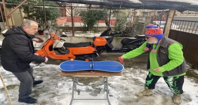 Ataşehir’de kar üstünde masa tenisi keyfi
