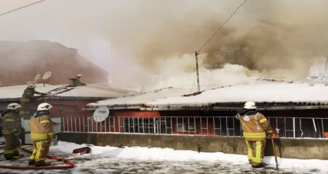 Ataşehir’de korkutan yangın: Patlama sesleri telaşa neden oldu

