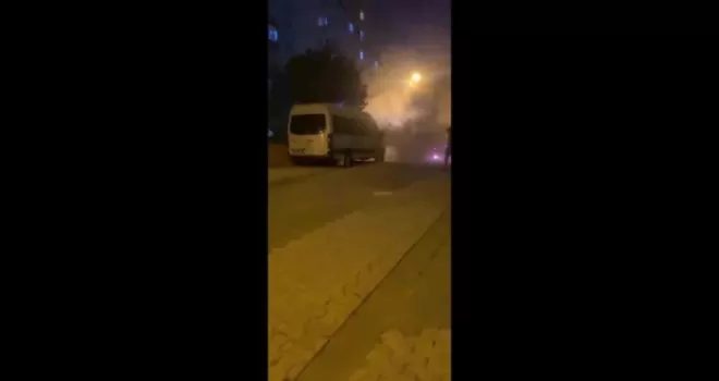 Ataşehir’de park halindeki minibüs alev alev yandı
