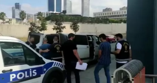 Ataşehir’de polisleri gören şüpheli, uyuşturucu dolu poşeti pencereden attı
